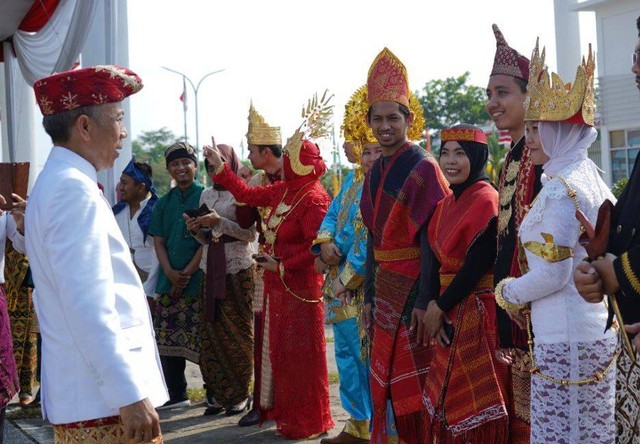 Rektor Itera dalam Parade Pakaian Adat HUT ke-77 RI, Rabu (17/8/2022) | Foto: Humas Itera