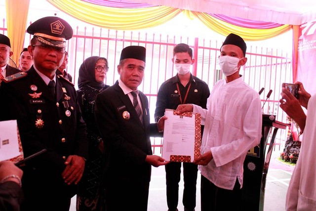 Wakil Bupati Ogan Ilir memberikan secara simbolis remisi kepada warga binaan. Foto : Humas Latanja