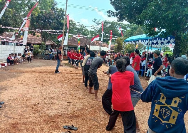 Masyarakat di Desa Sindangsari, Kecamatan Luragung, Kabupaten Kuningan, Jabar, saat mengikuti lomba kemerdekaan di HUT ke-77 RI. (Andri)