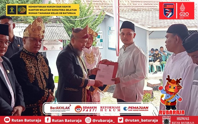 Penyerahan Surat Keputusan kepada tujuh orang narapidana yang bebas di Hari Kemerdekaan