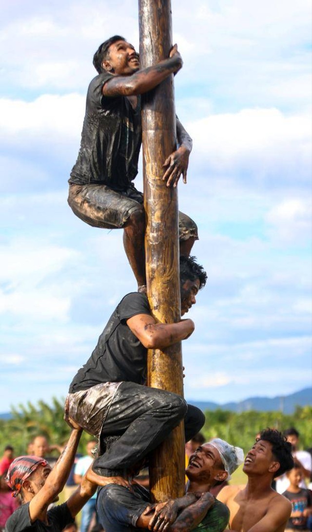 Lomba panjat pinang di Gampong Gla Meunasah Baro, Krueng Barona Jaya, Aceh Besar. Foto: Suparta/acehkini 