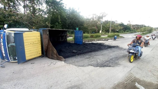Kecelakaan truk batu bara di Cilegon, Rabu (17/8/2022) sore.  Foto: Dok. Istimewa