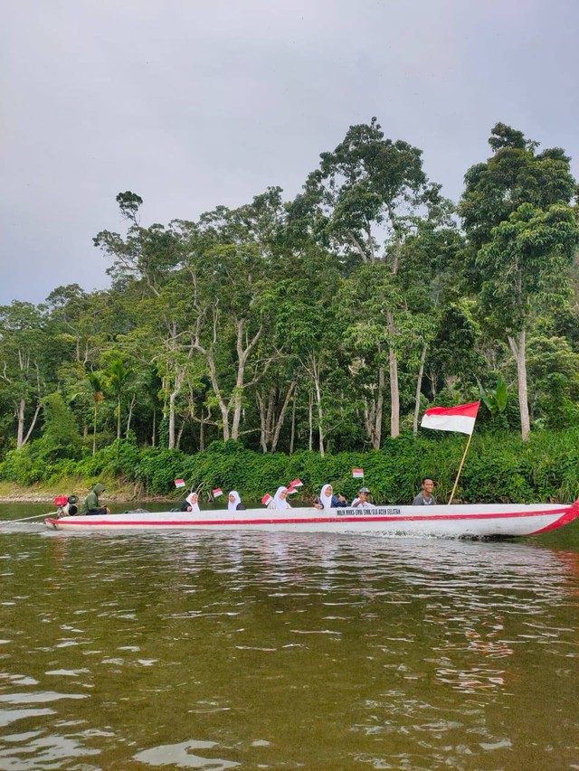 Perjuangan siswa pedalaman Aceh perdana ikut upacara HUT RI. Foto: Dok. Istimewa