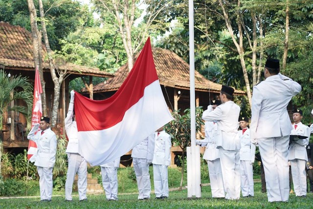 Dompet Dhuafa menggelar upacara pengibaran bendera merah putih di kawasan etalase pemberdayaan, Zona Madina, Kecamatan Kemang, Kabupaten Bogor, Jawa Barat, pada Rabu (17/08/2022).