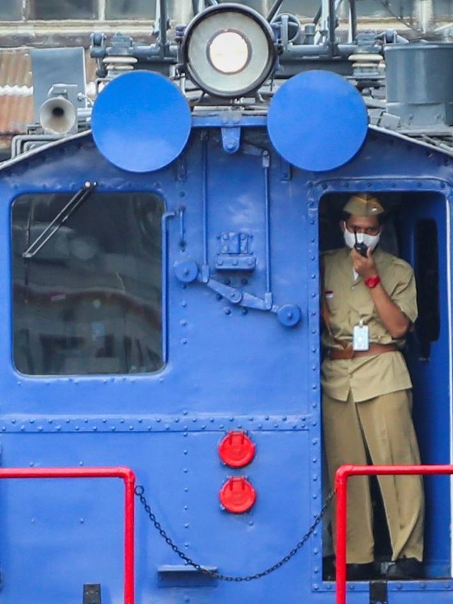 Lokomotif Bon-Bon yang membawa rangkaian kereta Djoko Kendil meninggalkan Stasiun Jakarta Kota dalam kegiatan Kereta Bersejarah Menyapa, Rabu (17/8/2022). Foto: Rivan Awal Lingga/Antara Foto