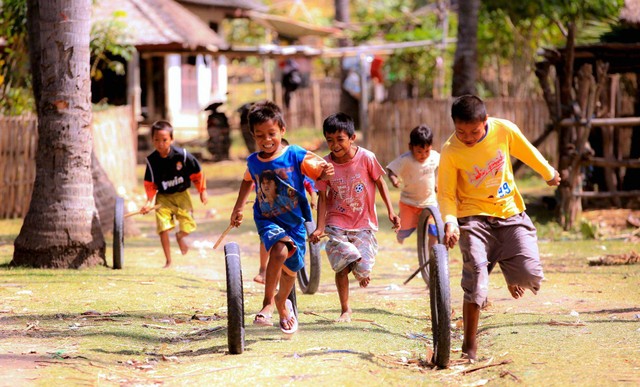 Anak-anak sedang bermain permainan tradisional. Sumber: pixabay.com