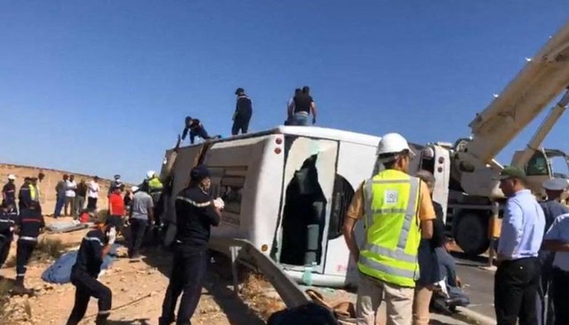 Tim penyelamat dan petugas keamanan mengevakuasi bus yang mengalami kecelakaan di Khouribga, Casablanca, Maroko, Rabu (17/8/2022). Foto: AFP