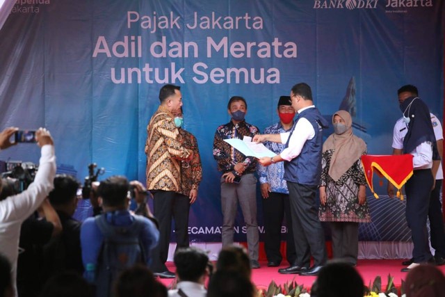 Gubernur DKI Jakarta Anies Baswedan memberikan Surat Pemberitahuan Pajak Terutang Elektronik (e-SPPT) PBB-P2 tahun 2022, pada Rabu (17/8/2022). Foto: PPID DKI Jakarta