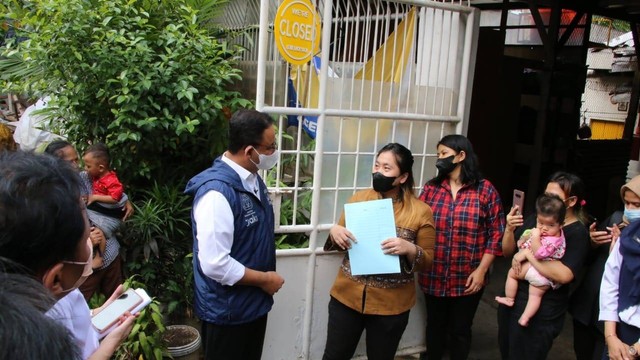 Gubernur DKI Jakarta Anies Baswedan memberikan Surat Pemberitahuan Pajak Terutang Elektronik (e-SPPT) PBB-P2 tahun 2022, pada Rabu (17/8/2022). Foto: PPID DKI Jakarta