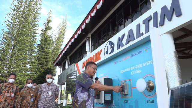 PT Pupuk Kalimantan Timur (Pupuk Kaltim), meresmikan Pembangkit Listrik Tenaga Surya (PLTS) Atap di Bontang. Foto: Dok. Pupuk Kaltim