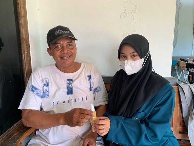 Pembagian spray anti nyamuk. (Sumber: Dokumentasi Pribadi)