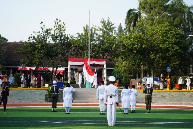 Detik-detik Pengibaran Bendera Sang Merah Putih (Humas PNJ/Kumparan)