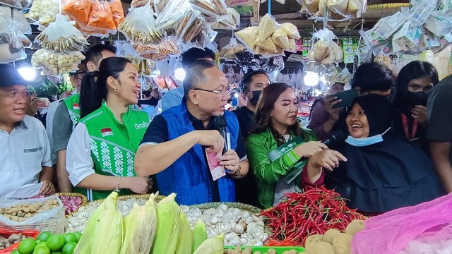 Menteri Perdagangan Zulkifli Hasan dalam acara penjualan bahan pokok secara digital di Pasar Tomang, Jakarta, Kamis (18/8/2022). Foto: Narda Margaretha Sinambela/kumparan