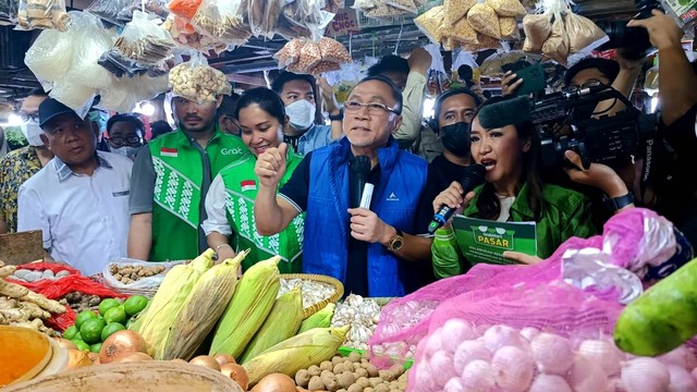 Menteri Perdagangan Zulkifli Hasan dalam acara penjualan bahan pokok secara digital di Pasar Tomang, Jakarta, Kamis (18/8/2022). Foto: Narda Margaretha Sinambela/kumparan