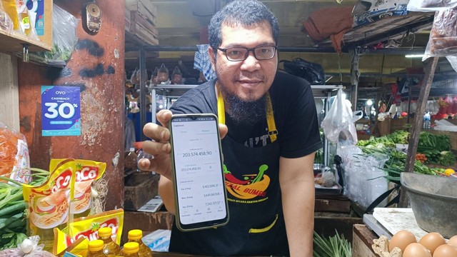 Pedagang bahan pokok raup ratusan juta setiap bulan dari penjualan online di Pasar Tomang, Jakarta, Kamis (18/8/2022). Foto: Narda Margaretha Sinambela/kumparan