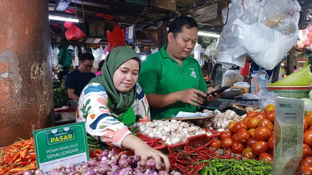 Pedagang bahan pokok raup ratusan juta setiap bulan dari penjualan online di Pasar Tomang, Jakarta, Kamis (18/8/2022). Foto: Narda Margaretha Sinambela/kumparan