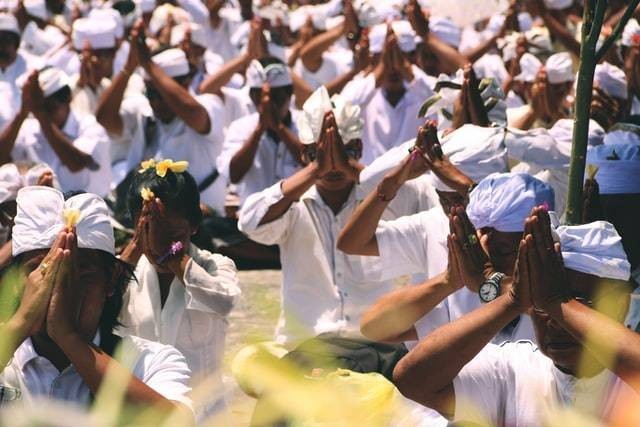 Ilustrasi menyembah Tuhan dalam agama Hindu. Foto: Unsplash