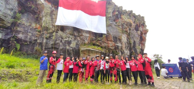 Pengibaran bendera merah putih berukuran besar kembali dilakukan Komunitas Panjat Tebing Merah Putih (KPTMP) Regional Kabupaten Kuningan, Jawa Barat. (Andri)