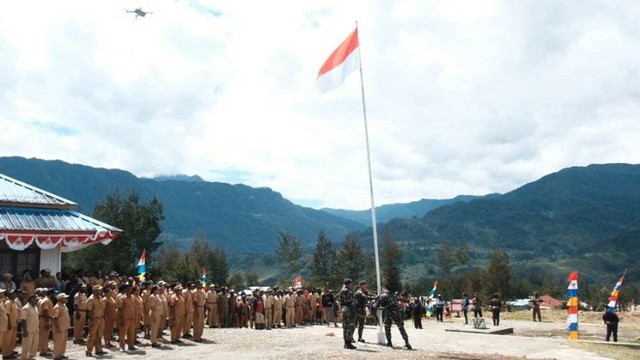 Upacara bendera HUT ke-77 RI di halaman Kantor Bupati Puncak Papua. (Foto Diskominfo Puncak) 