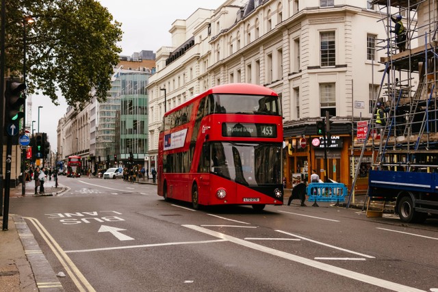 Bus Tingkat Jakarta Bayar Berapa/ Foto hanya ilustrasi bukan tempat sebenarnya, https://unsplash.com/@igorharrier