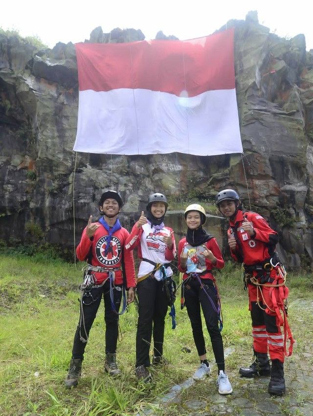 Pengibaran bendera merah putih berukuran besar kembali dilakukan Komunitas Panjat Tebing Merah Putih (KPTMP) Regional Kabupaten Kuningan, Jawa Barat. (Andri)