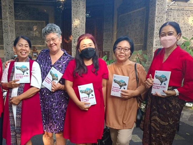 Editor dan penulis buku Aktivis Perempuan di Bali: Siapa Dia?. Ki-ka: Luh Putu Anggreni,  Sita Thamar van Bemmelen ,Ni Luh Putu Nilawati, Luh Riniti Rahayu dan Gusti Agung Yuli Marhaeningsih- IST