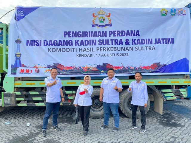 Wakil Ketua Kadin Sultra Bidang Pasar Modal, Sastra Alamsyah, bersama sejumlah pengurus Kadin Sultra di sela pengiriman perdana Kopra ke Jatim. Foto: Dok Kadin Sultra.