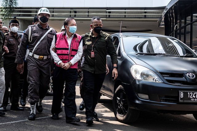 Petugas Kejaksaan Agung mengawal tersangka kasus dugaan korupsi Surya Darmadi (tengah) saat tiba untuk menjalani pemeriksaan di Gedung Kejaksaan Agung, Jakarta, Kamis (18/8/2022). Foto: Aprilio Akbar/ANTARA FOTO