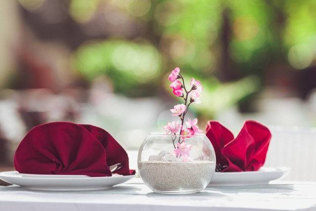 Rekomendasi Tempat Dinner Romantis di Puncak, Foto: Unsplash/Artem Beliaikin