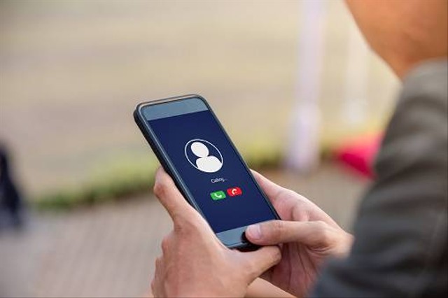 Ilustrasi mendengarkan nada dering telepon iPhone. Foto: Unsplash.com
