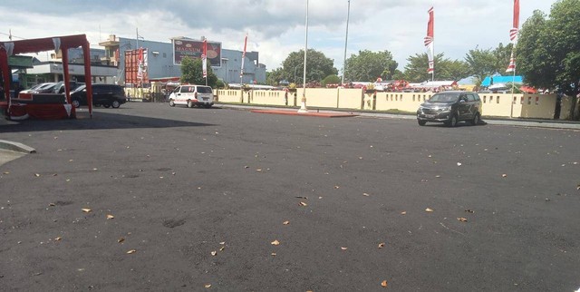 Proyek hotmix di halaman Kantor Wali Kota Ternate sudah selesai dikerjakan. Foto: Sansul Sardi/cermat