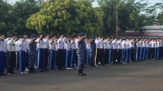 Mahasiswa Universitas Pembangunan Nasional 'Veteran' Yogyakarta (UPNVY) mengikuti upacara untuk pembentukan karakter Bela Negara di TNI AAU, Kamis (18/8/2022). Foto: Maria Wulan/Tugu Jogja