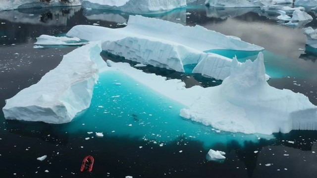 Ilmuwan meneliti habitat gunung es di perarian Greenland. Foto: Peter Kragh