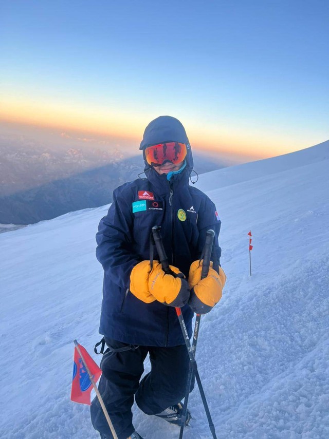 Khansa Syahlaa kibarkan bendera merah putih di Gunung Elbrus, Rusia, saat HUT ke-77 RI, Rabu (17/8/2022).  Foto: Khansa Syahlaa Aliyah