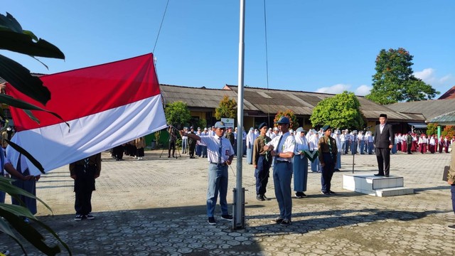 Pengibaran Bendera Merah Putih oleh Pelajar SMA Muhammadiyah Pangkalpinang, foto dok. Humas unmuh Babel