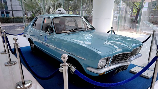 Mobil sedan kompak Holden Torana 1972, yang merupakan taksi Blue Bird pertama, dipajang di lobi kantor Blue Bird, Mampang, Jakarta Selatan, Kamis (18/8/2022). Foto: Jamal Ramadhan/kumparan