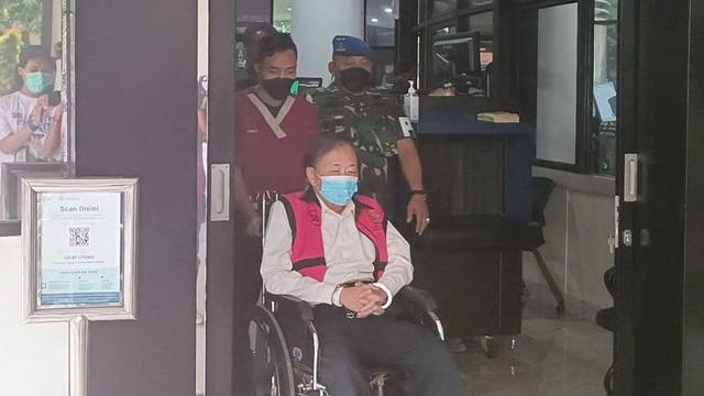 Surya Darmadi dibawa menggunakan kursi roda usai menjalani pemeriksaan sebagai tersangka di Kejaksaan Agung, Kamis (18/8). Foto: Hedi/kumparan