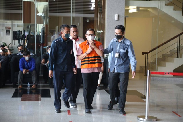 Mantan Wali Kota Cimahi Ajay Priatna (tengah) mengenakan rompi tahanan KPK berjalan usai menjalani pemeriksaan di Gedung KPK, Jakarta, Kamis (18/8/2022).  Foto: Aditia Noviansyah/kumparan