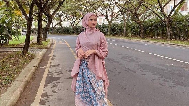 Outfit kondangan pakai rok lilit ala Helwa Bashel. Foto: Instagram.com/helwabasheel