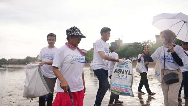 Aksi Ketua Umum Pandu Laut Nusantara Susi Pudjiastuti peringati HUT ke-77 RI di Pantai Pangandaran. Foto: Pandu Laut Nusantara