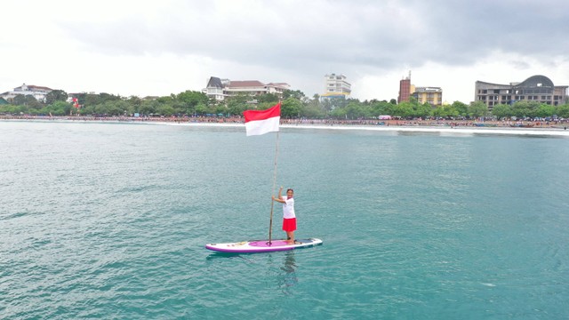 Aksi Ketua Umum Pandu Laut Nusantara Susi Pudjiastuti peringati HUT ke-77 RI di Pantai Pangandaran. Foto: Pandu Laut Nusantara