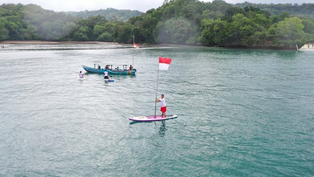 Aksi Ketua Umum Pandu Laut Nusantara Susi Pudjiastuti peringati HUT ke-77 RI di Pantai Pangandaran. Foto: Pandu Laut Nusantara