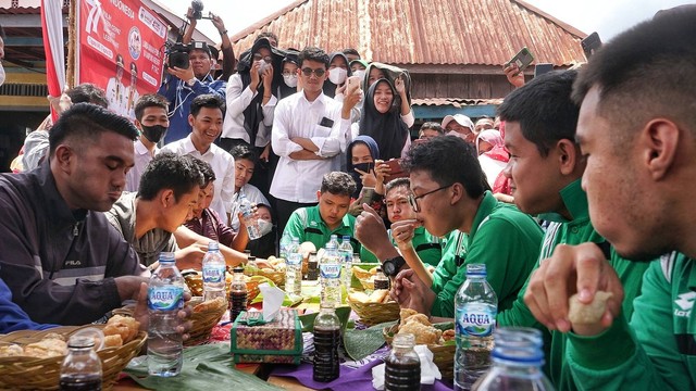 Sejunmlah peserta yang tengah mengikuti lomba melahap pempek di Kampung Tanggo Rajo Palembang, Kamis (18/8) Foto: abp/Urban Id