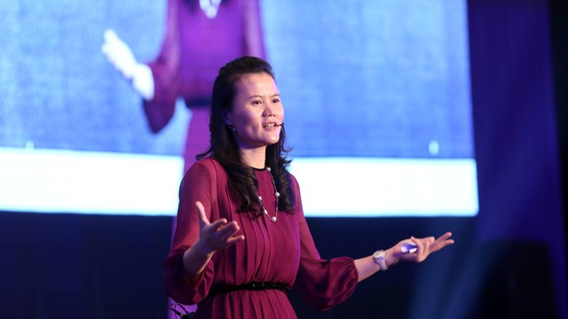 Lucy Lei Peng kepala sumber daya manusia Alibaba dan CEO Alipay, berbicara selama Konferensi Pengusaha Wanita Global pada 20 Mei 2015. Foto: VCG/VCG via Getty Images