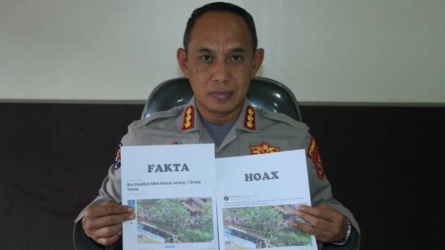 Kabid Humas Polda Papua, Kombes Pol AM Kamal saat memperlihatkan fakta dan hoaks terkait kecelakaan bus paskibraka di Waropen. (Foto Humas Polda Papua) 