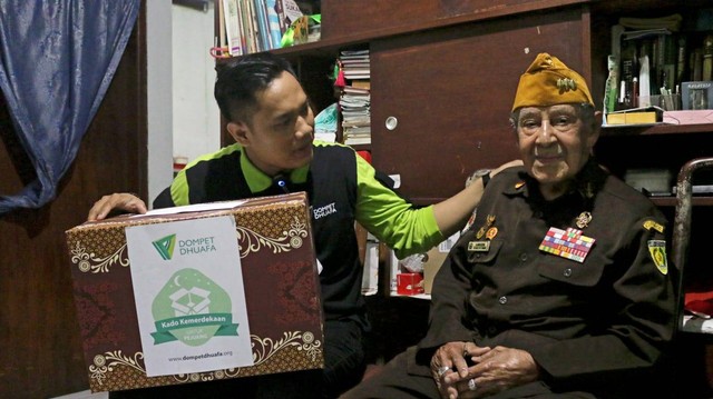 Lembaga Pelayan Masyarakat (LPM) Dompet Dhuafa memberikan bantuan berupa paket sembako dan santunan kepada Veteran dari Legiun Veteran Republik Indonesia (LVRI) kota Bogor, Selasa kemarin (16/8)