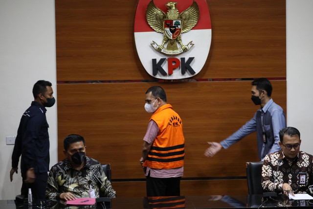 Mantan Wali Kota Cimahi Ajay Priatna dihadirkan dalam konferensi pers di gedung KPK, Jakarta, Kamis (18/8/2022). Foto: Aditia Noviansyah/kumparan