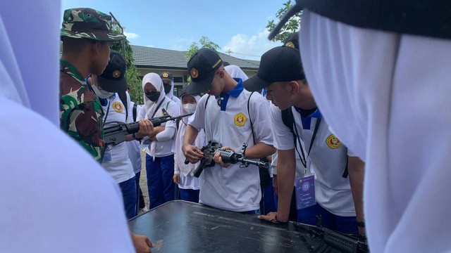 Mahasiswa Universitas Pembangunan Nasional ‘Veteran’ Yogyakarta (UPNVY) mengikuti pendidikan karakter di Batalyon Invantri 403 pada Kamis, (18/8/2022). Foto: Eva Mintarsih/Tugu Jogja