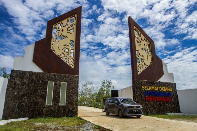 Sebuah mobil keluar dari gerbang pusat Persemaian Mentawir di lokasi Ibu Kota Negara (IKN) Nusantara di Kecamatan Sepaku, Kabupaten Penajam Paser Utara, Kalimantan Timur, Kamis (18/8/2022).  Foto: Bayu Pratama S/ANTARA FOTO