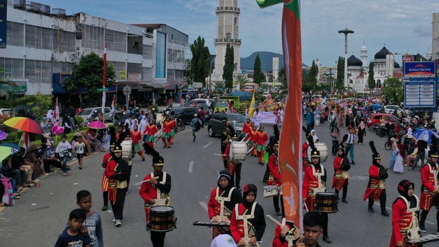 Marching band salah satu sekolah di Banda Aceh menampilkan aksinya. Foto: Abdul Hadi/acehkini